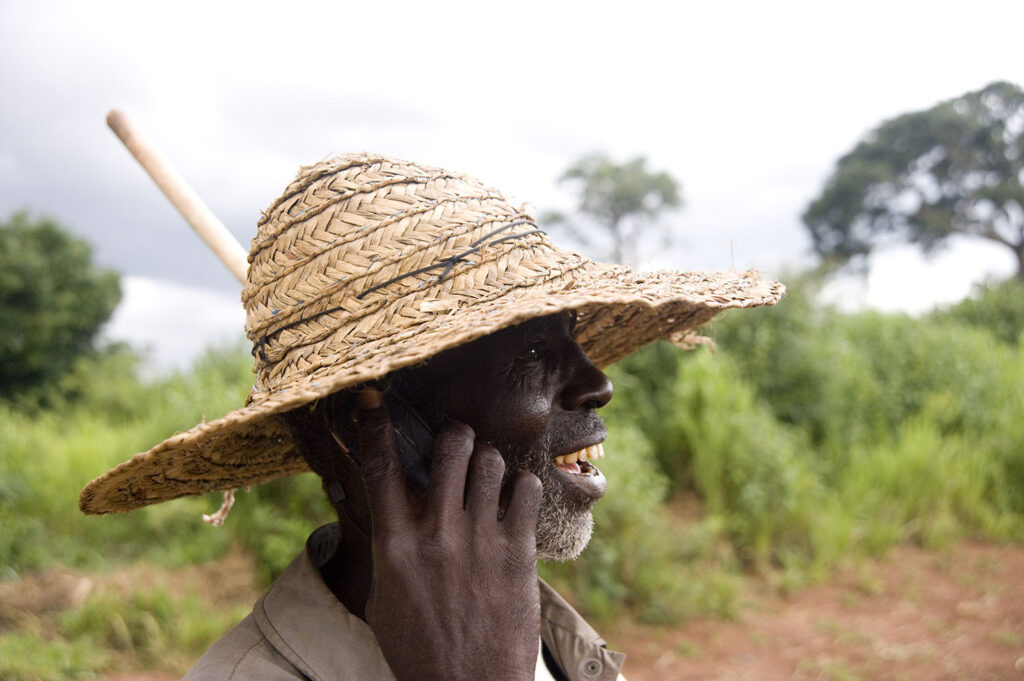 Un paysan téléphone. Il est de profil. Abomey. Benin. François Guibilato photographe.