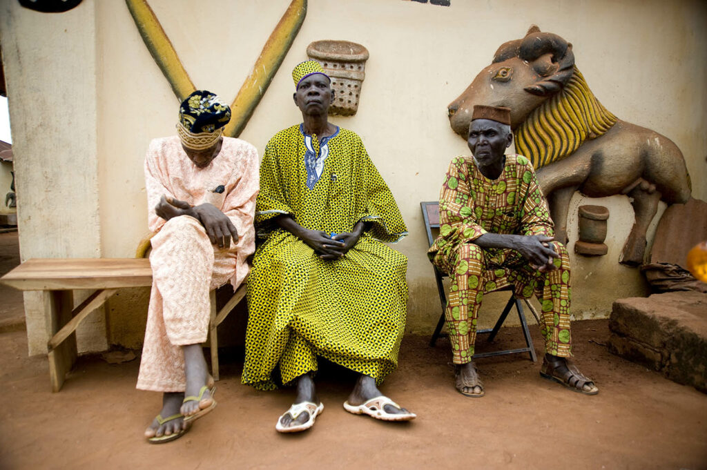 3 hommes assis sur un banc. Scène de rue. Street photographie. Couleurs. François Guibilato photographe.