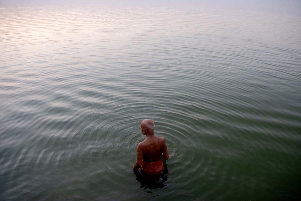 Un homme de dos fait des ablutions dans la rivière Gange. Couleurs. Bénarès. Varanasi. François Guibilato Photographe.