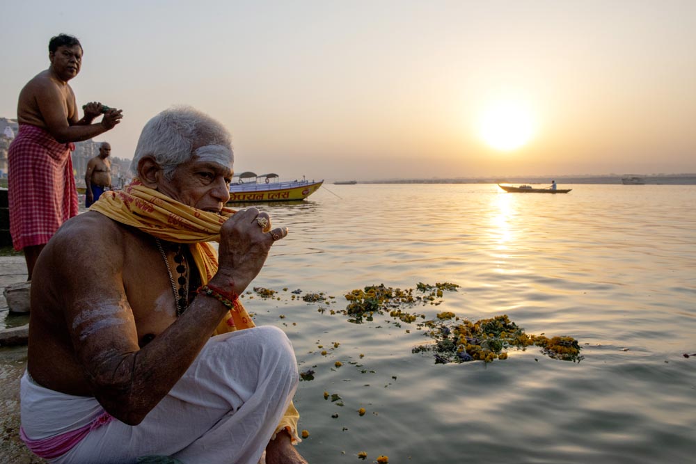 Un homme se prépare à entrer dans la rivière Gange. Coucher de soleil. Couleurs. Bénarès. Varanasi. François Guibilato Photographe.