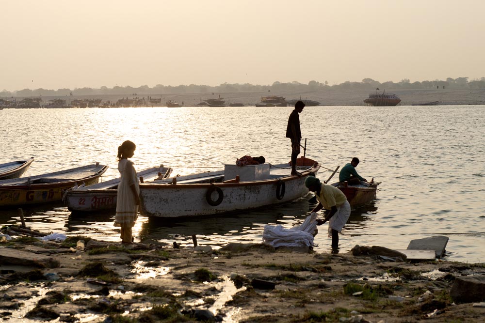 Scène de rue. Street photographie. Contre jour. Enfants. Pêcheurs. Couleurs. Lever de soleil. Bénarès. Varanasi. François Guibilato Photographe.