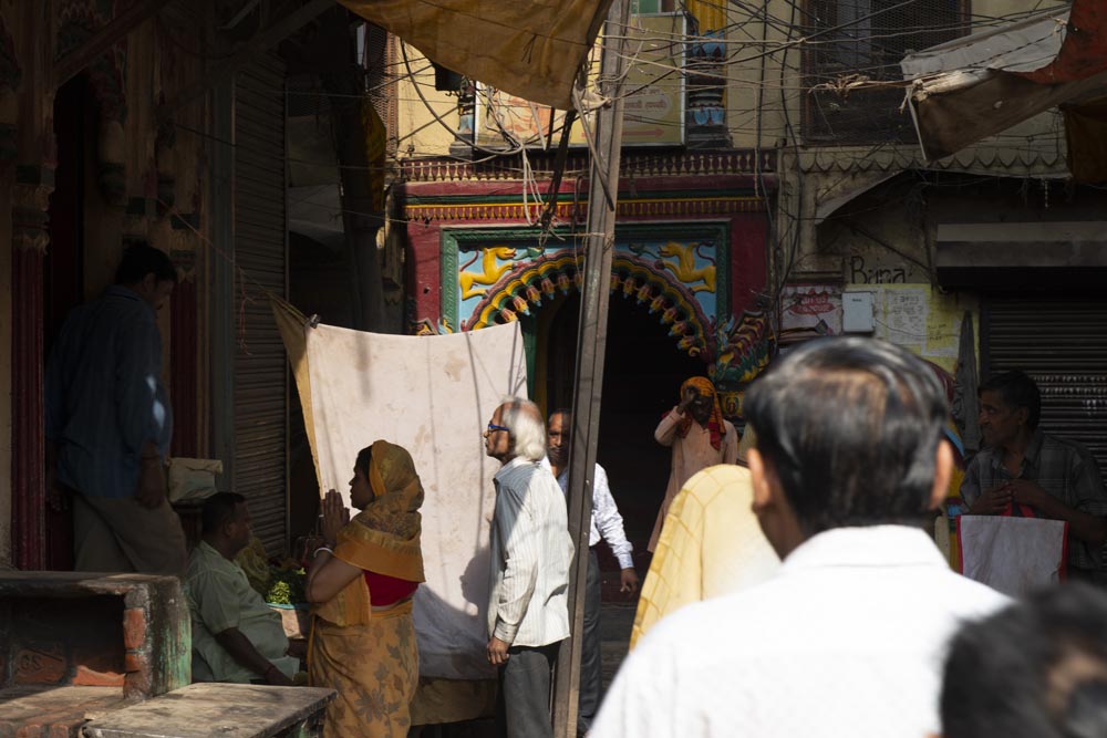 Scène de rue. Street photographie. Contre jour. Couleurs. Bénarès. Varanasi. François Guibilato Photographe.