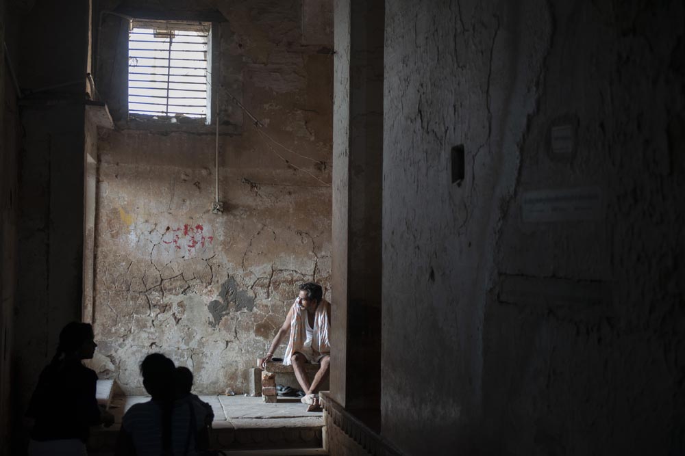 Un homme regarde vers la lumière. Famille en contre jour. Couleurs. Bénarès. Varanasi. François Guibilato Photographe.