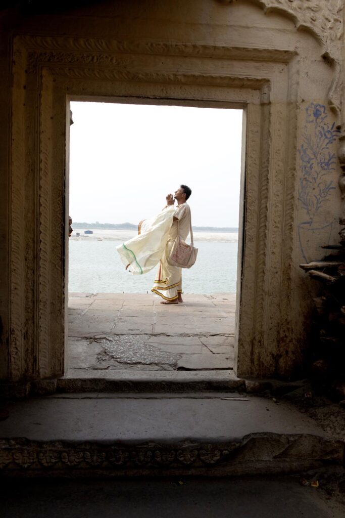 Homme priant. Prière. Ghats de Bénarès. Varanasi. François Guibilato Photographe.