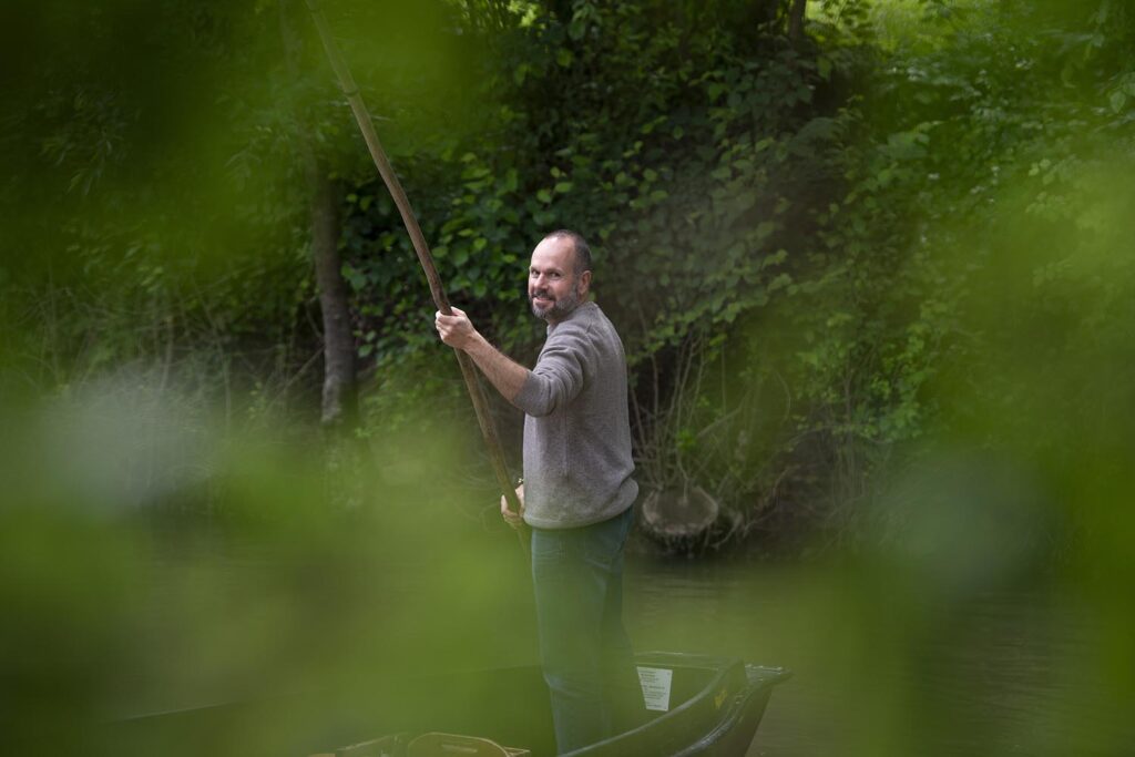 Portrait homme quarantenaire. Barque. Marais poitevin. François Guibilato photographe.